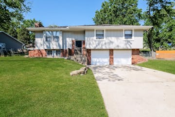 6924 NW Pleasant View Dr Parkville, MO 64152